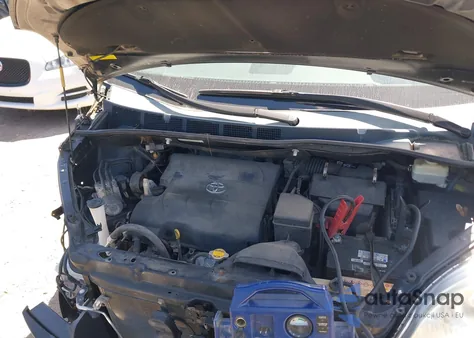 2014 Toyota Sienna Le V6 8 Passenger z USA, uszkodzony, nr VIN 5TDKK3DC3ES513871